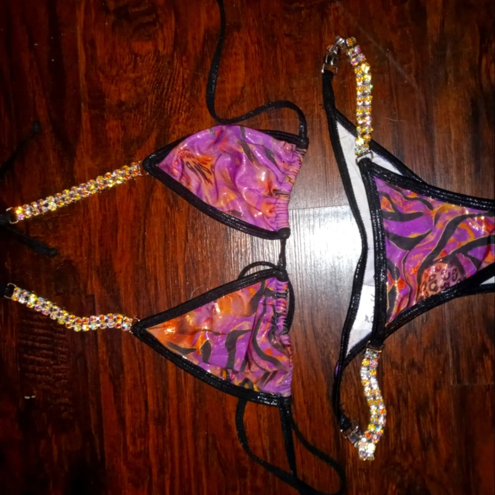 Bikini - Picture 1 of 3